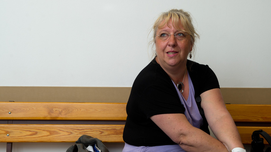 Altenpflegerin Brigitte Heinisch wartet auf eine Gerichtsverhandlung