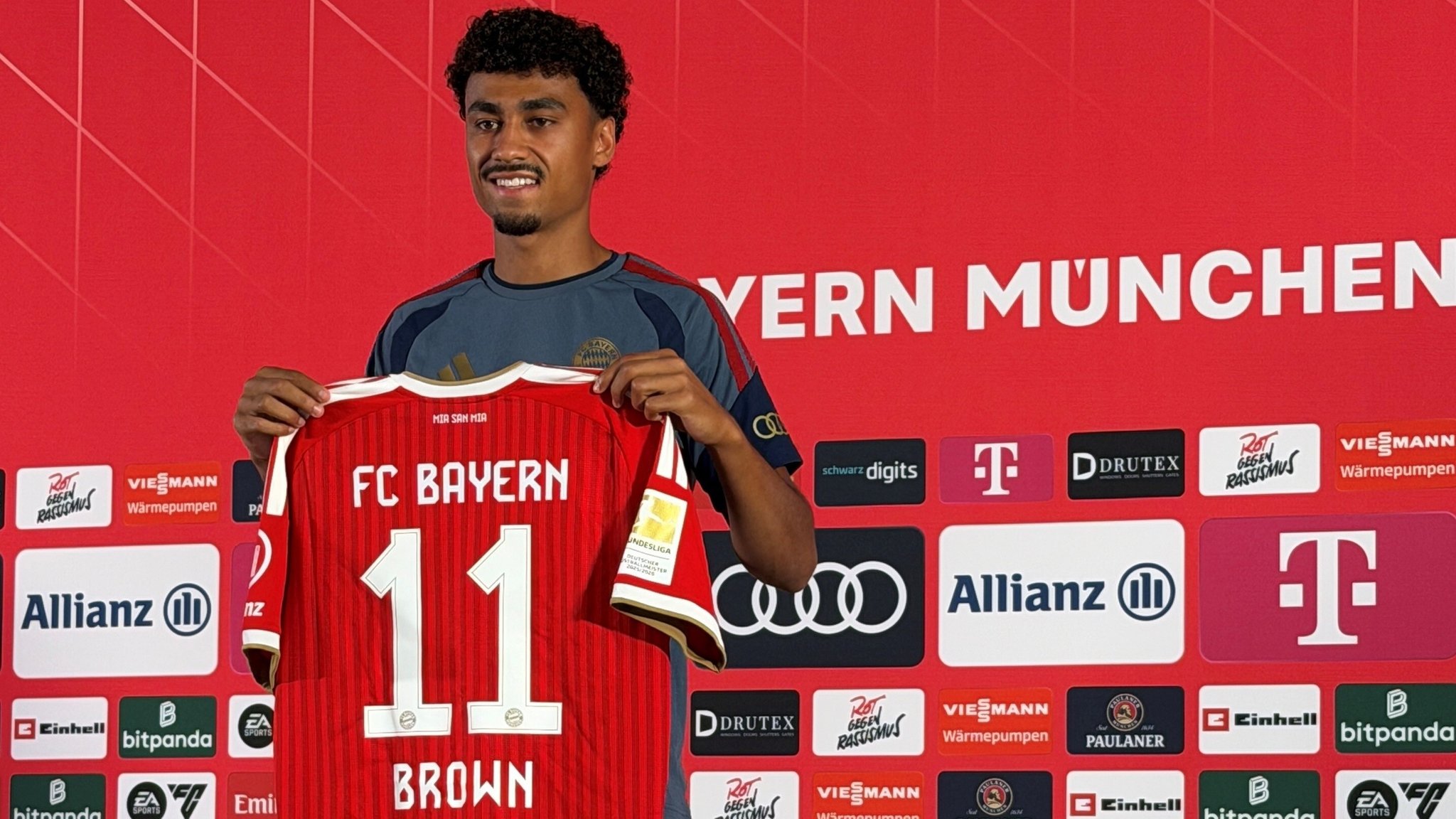Nathaniel Brown wird beim FC Bayern die Nummer 11 tragen | Bild: picture alliance/dpa | Christian Kunz Nathaniel Brown wird beim FC Bayern die Nummer 11 tragen