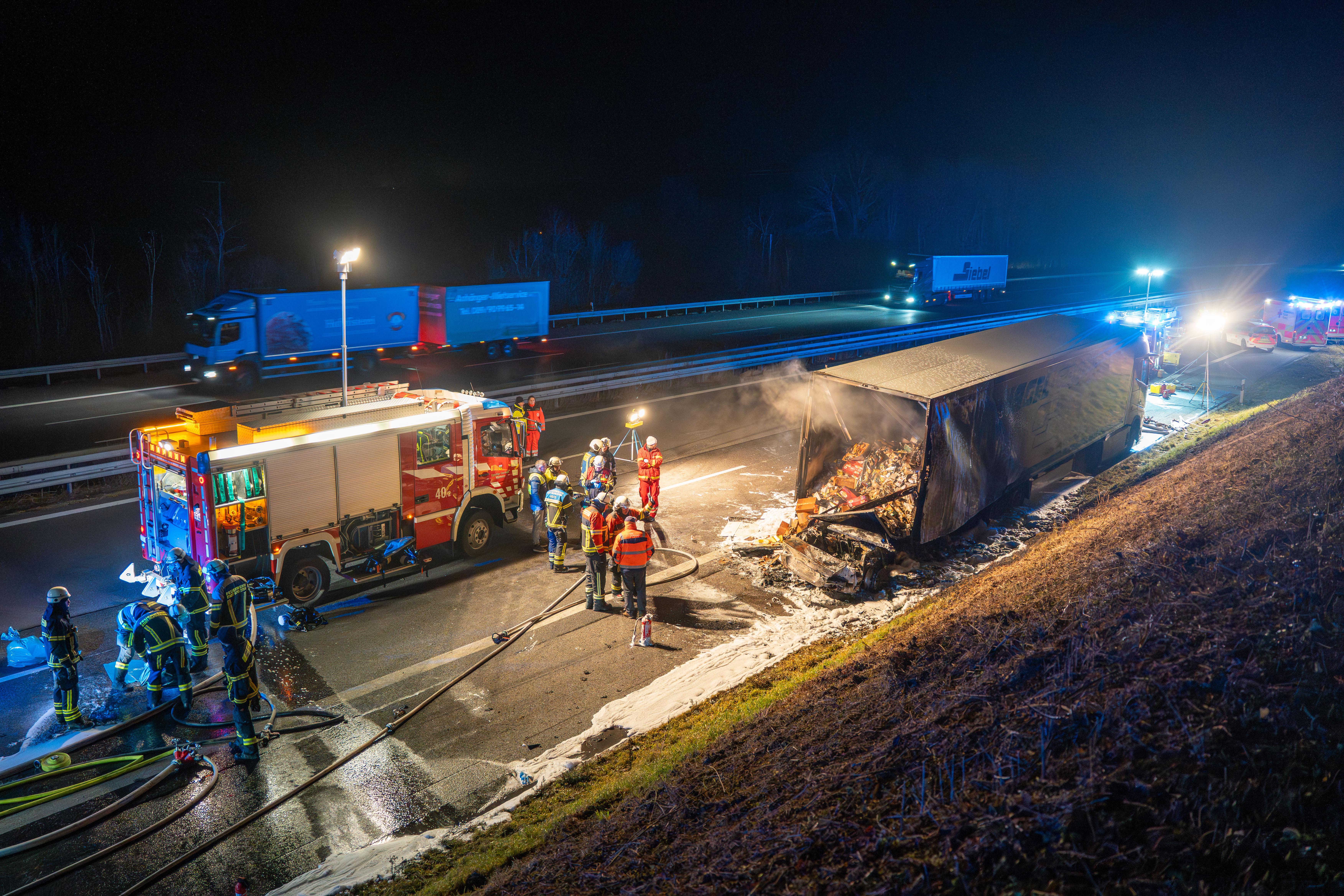 In der Nacht auf Dienstag ist es auf der A9 in Richtung München bei Greding zu einem schweren Verkehrsunfall gekommen.