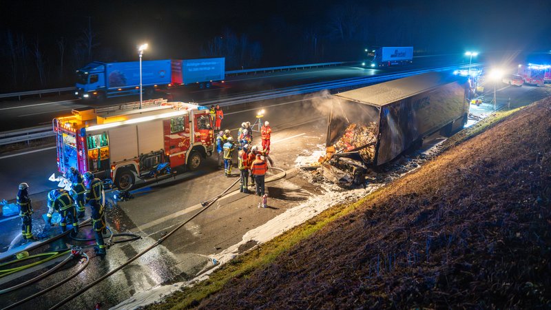 In der Nacht auf Dienstag ist es auf der A9 in Richtung München bei Greding zu einem schweren Verkehrsunfall gekommen. | Bild: NEWS5 / Lars Haubner In der Nacht auf Dienstag ist es auf der A9 in Richtung München bei Greding zu einem schweren Verkehrsunfall gekommen.