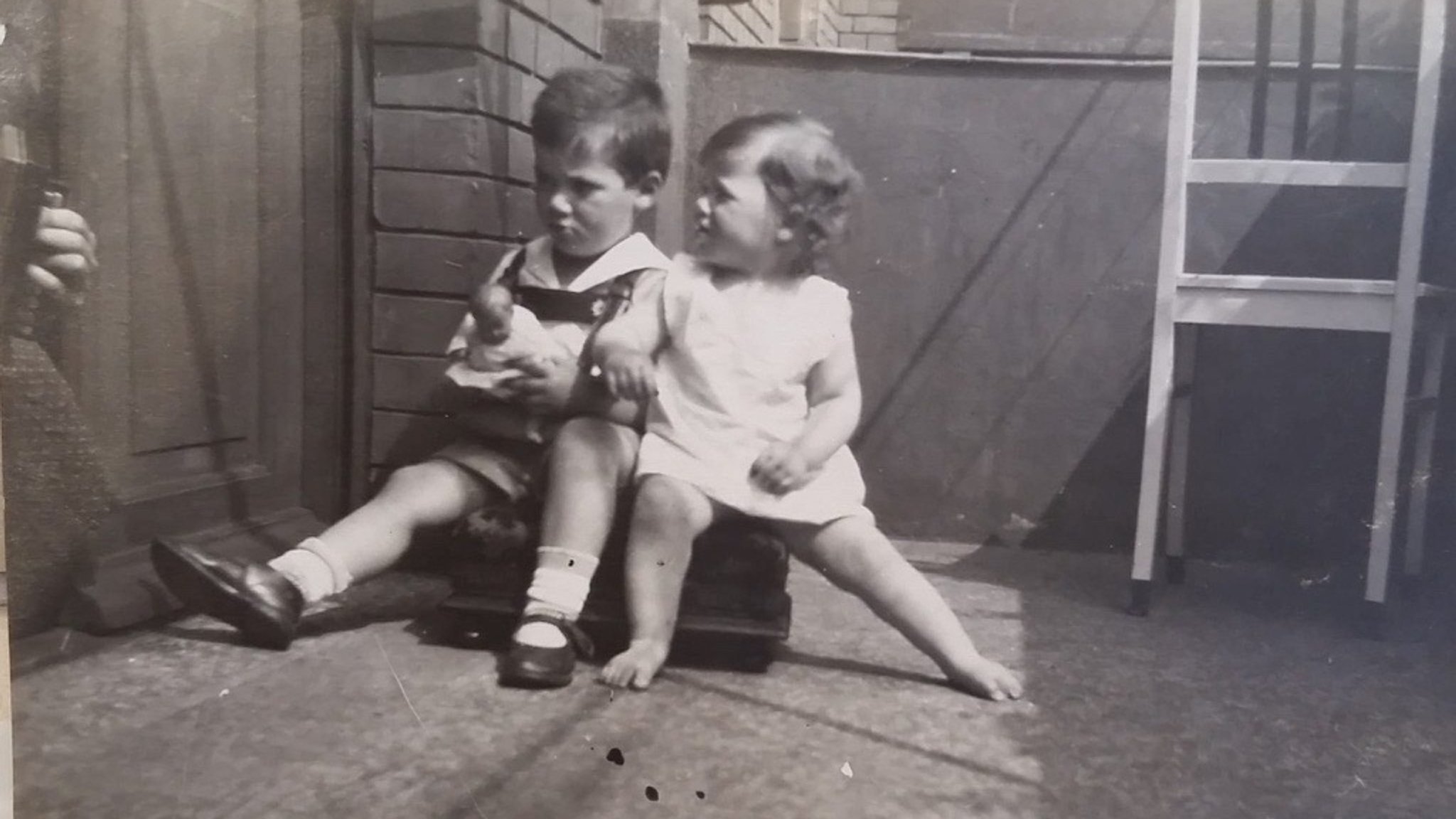 Walter Sturm (l.) und Ilse Sturm (r.) im alten Innenhof ihres Hauses in Augsburg. 