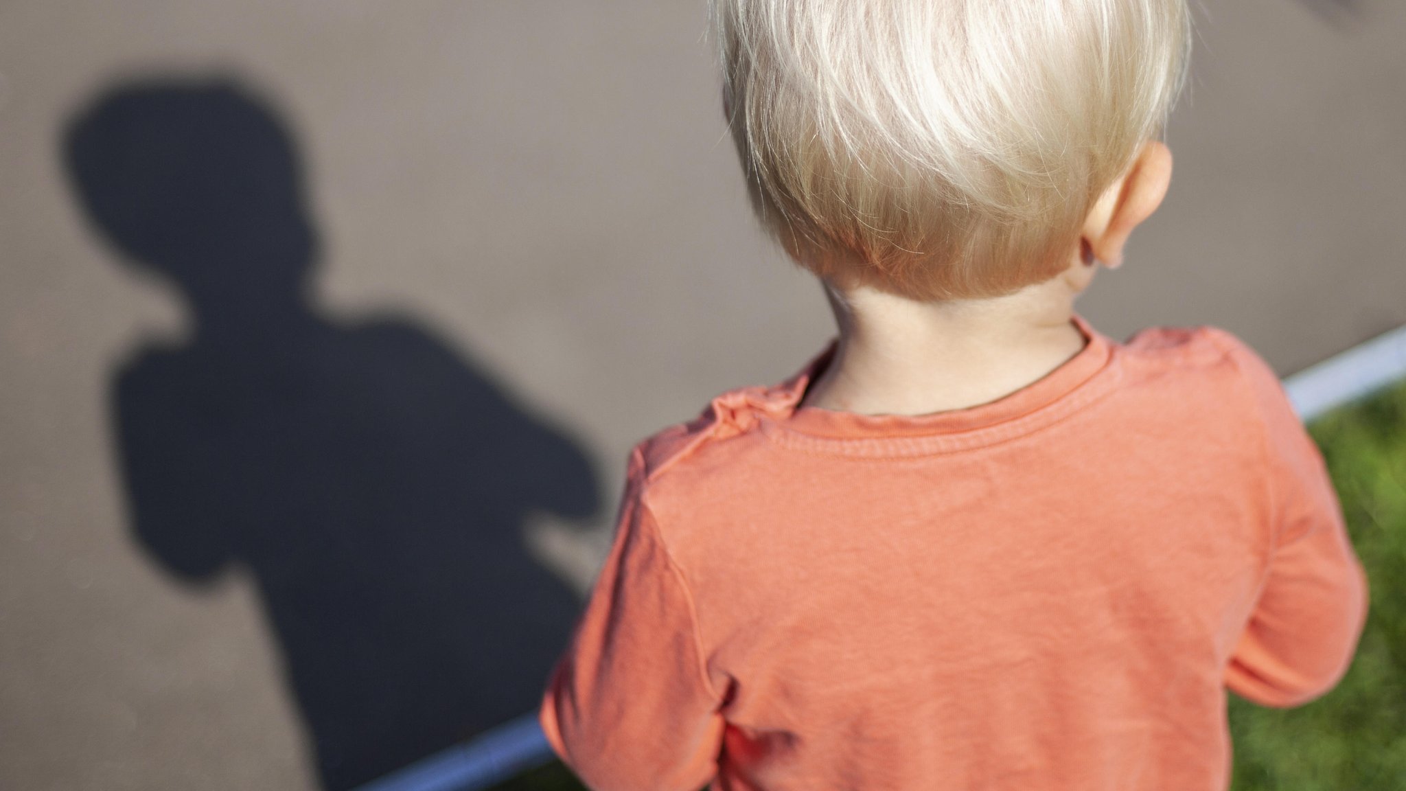Ein blonder Junge von hinten fotografiert
