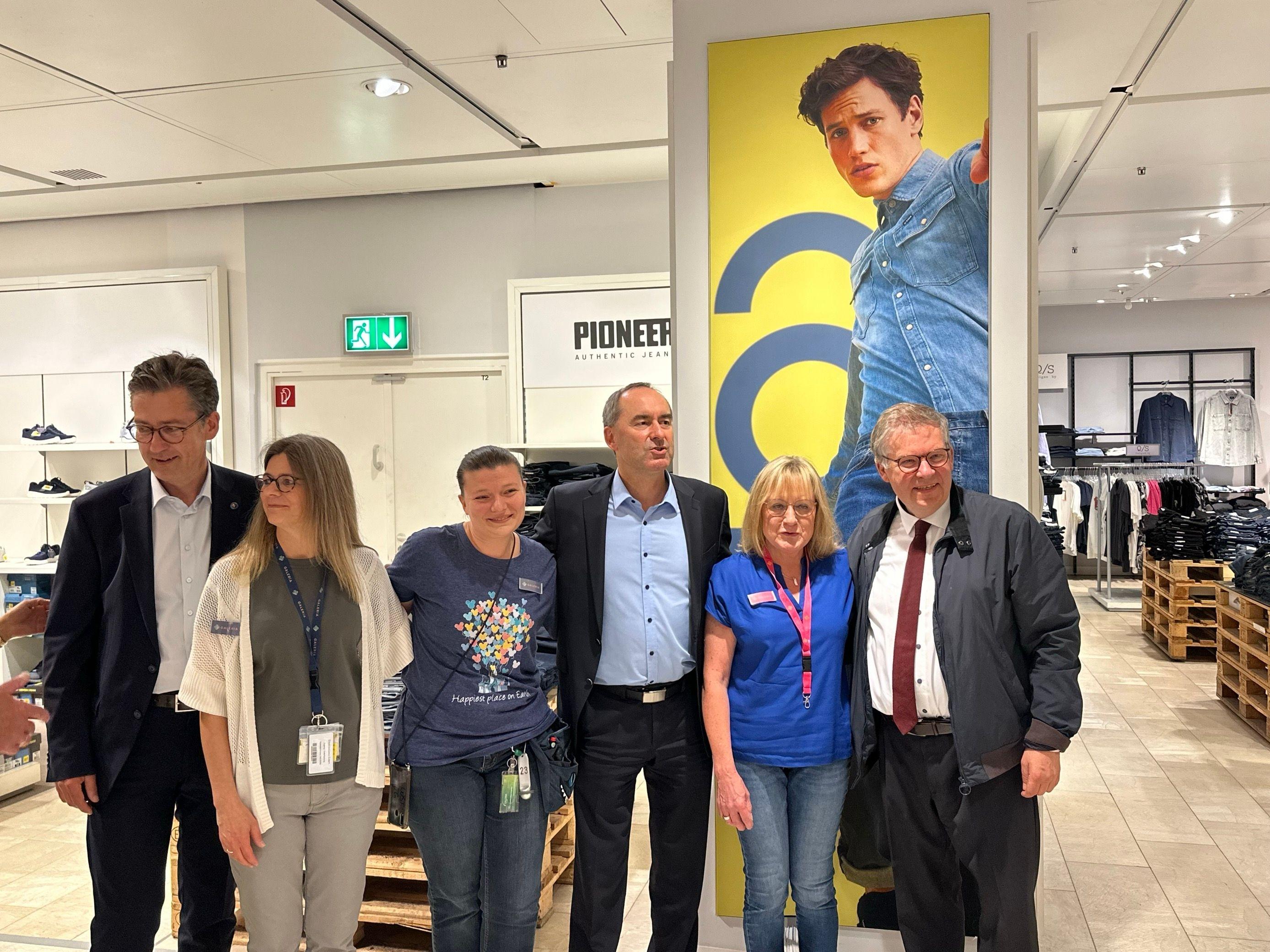 Aufatmen für die Belegschaft der Würzburger Filiale von Galeria Karstadt Kaufhof: Laut Bayerns Wirtschaftsminister Aiwanger ist diese gerettet.