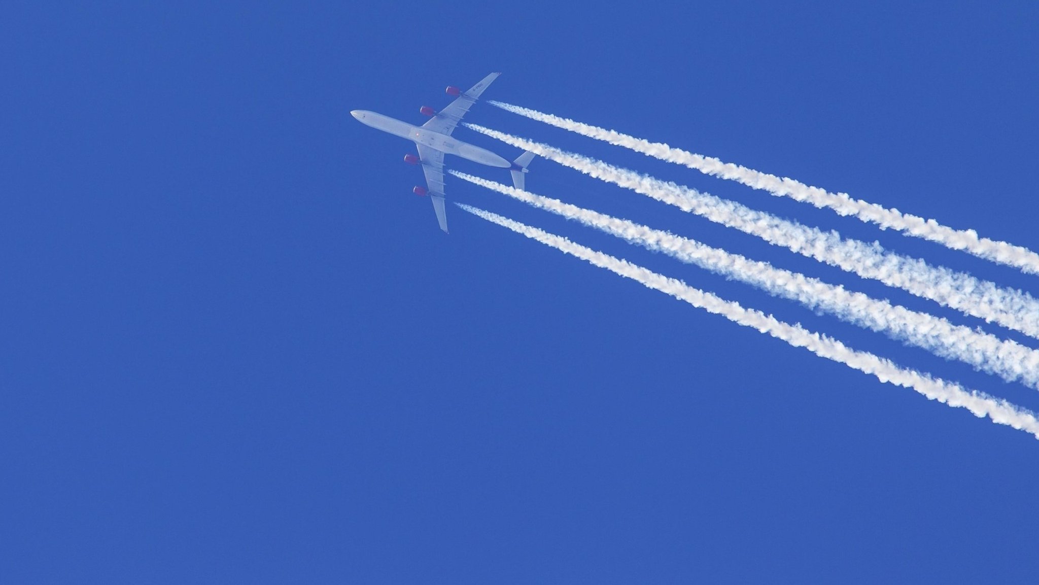 (Symbolbild) Ein Flugzeug mit vier Triebwerken fliegt in großer Höhe. | Bild: picture alliance / imageBROKER | alimdi / Arterra (Symbolbild) Ein Flugzeug mit vier Triebwerken fliegt in großer Höhe.