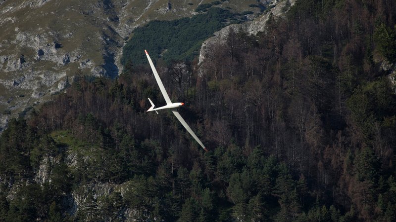 (Symbolbild) Ein 17-Jähriger ist in Österreich mit seinem Segelflieger tödlich verunglückt. | Bild: picture alliance / Westend61 | Westend61 / Rainer Dittrich (Symbolbild) Ein 17-Jähriger ist in Österreich mit seinem Segelflieger tödlich verunglückt.