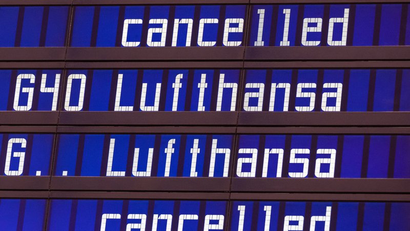 Eine Anzeigetafel am Münchner Flughafen mit der Aufschrift "cancelled" und "Lufthansa"
