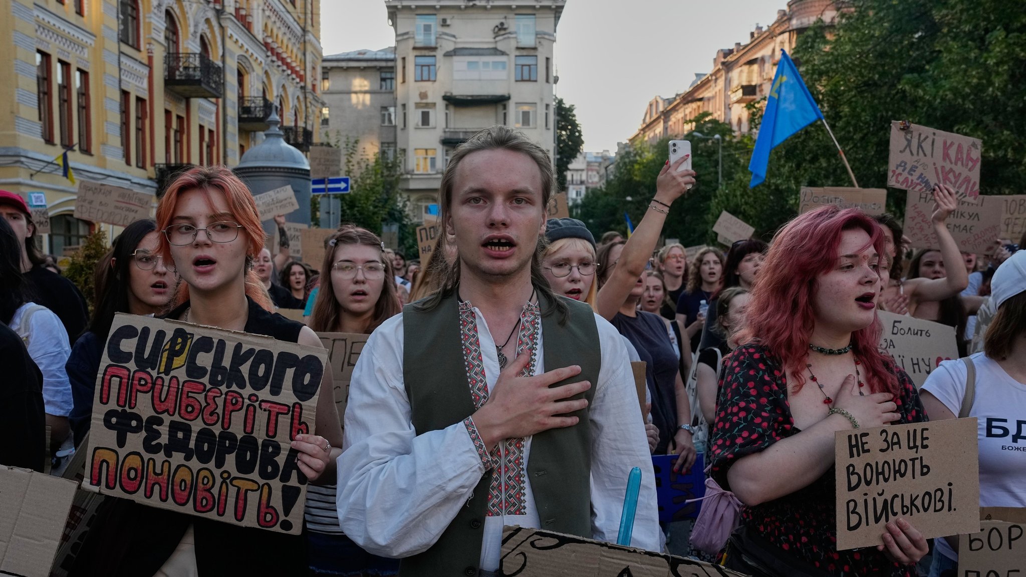 Kehrtwende in Kiew: Selenskyj beugt sich Druck der Demonstranten