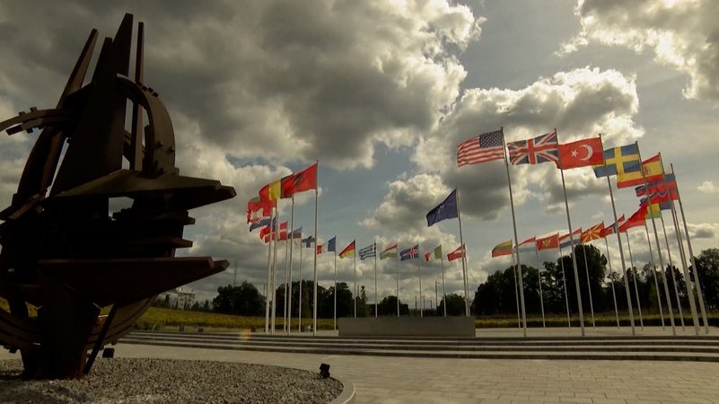 Deutschland erhöht seine Ukraine-Militärhilfen um weitere 2 Milliarden Euro, wie Verteidigungsminister Pistorius im Ramstein-Format ankündigte. | Bild: Bayerischer Rundfunk 2025 Deutschland erhöht seine Ukraine-Militärhilfen um weitere 2 Milliarden Euro, wie Verteidigungsminister Pistorius im Ramstein-Format ankündigte.