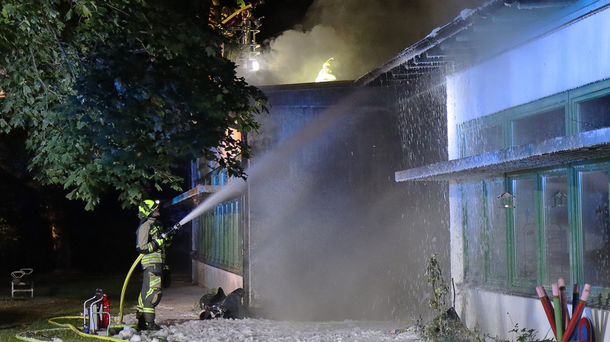 Feuerwehrleute versuchen, einen Brand bei einem Kindergarten in Günzburg zu löschen.