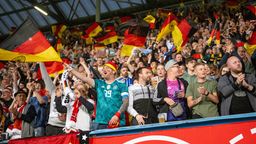DFB-Fans beim Torjubel (Archiv) | Bild:picture alliance / Fotostand | Fotostand / Voelker