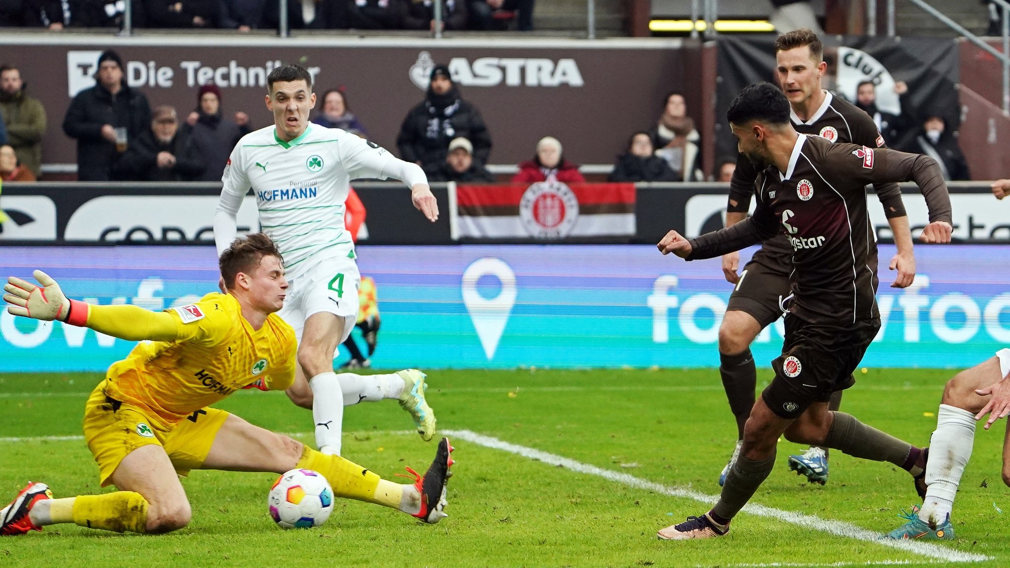 Spielszene St. Pauli - SpVgg Greuther Fürth