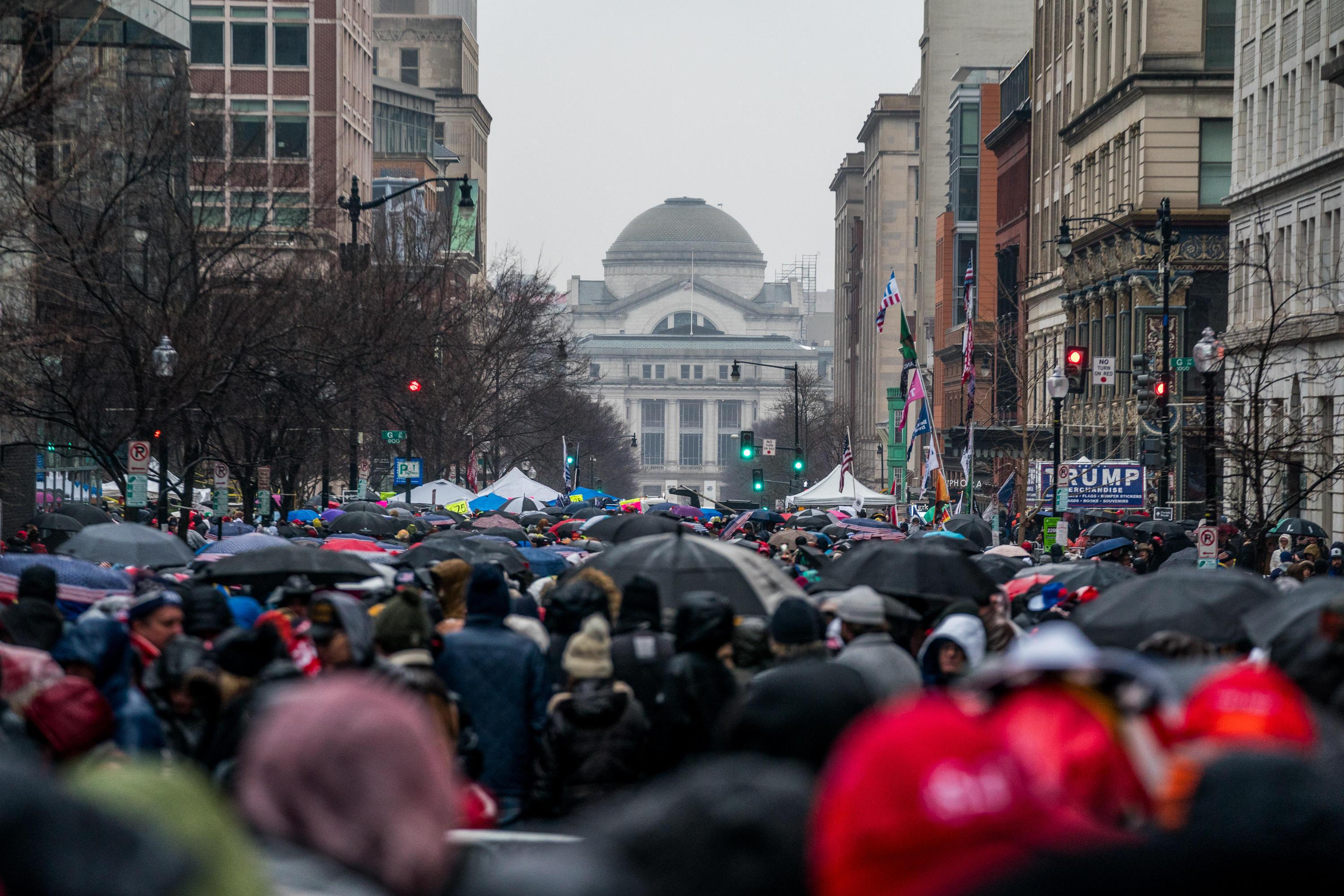 Menschen in Washington warten auf die Amtseinführung