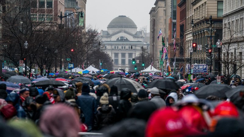 Menschen in Washington warten auf die Amtseinführung | Bild: picture alliance / Anadolu | Thomas Hengge Menschen in Washington warten auf die Amtseinführung