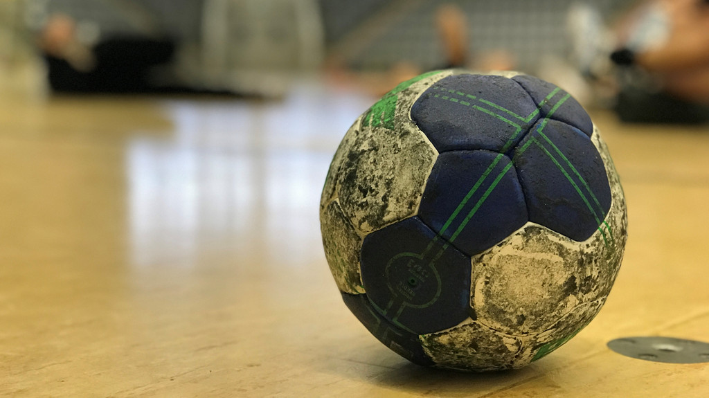 Ein Handball liegt auf dem Boden.