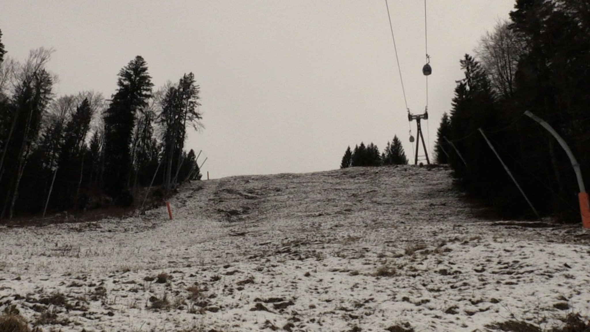 Die Kandahar-Ski-Rennpiste mit einem Hauch von Schnee