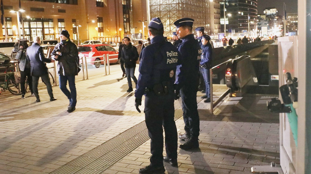 Polizeikräfte am Abend des 30.01.2023 nahe dem Ort der Messerattacke in Brüssel.