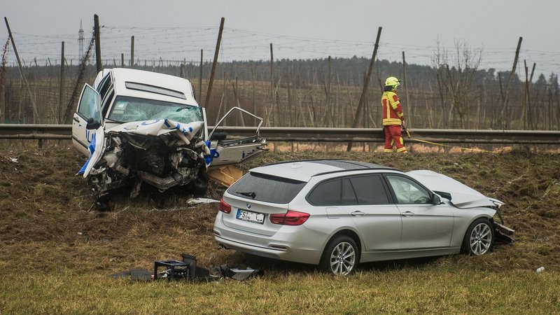 Bei einem schweren Autounfall auf der B301 bei Mainburg ist am frühen Freitagnachmittag eine Autofahrerin ums Leben gekommen.