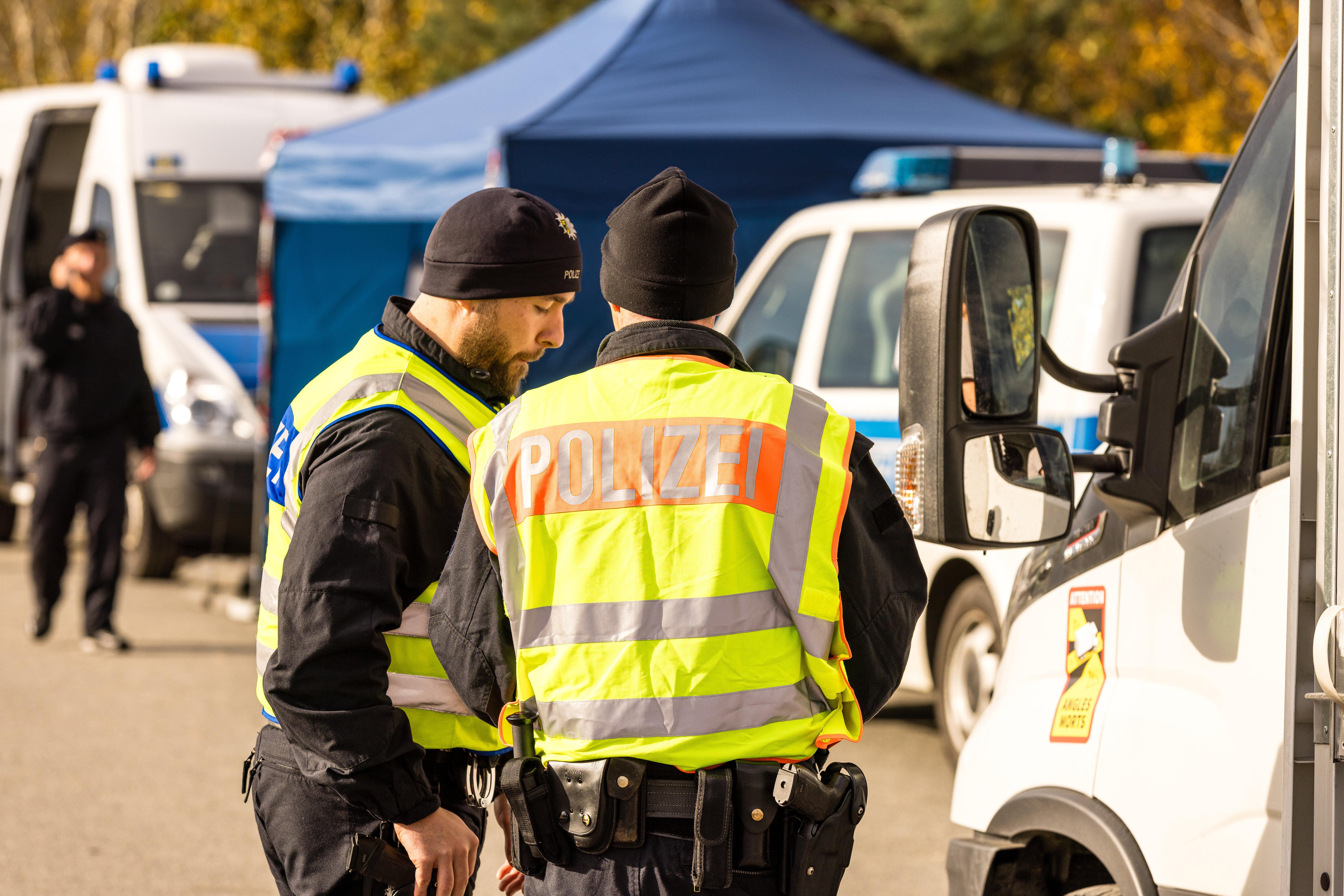 Polizisten bei Grenzkontrolle - die Union dringt auf Zurückweisungen