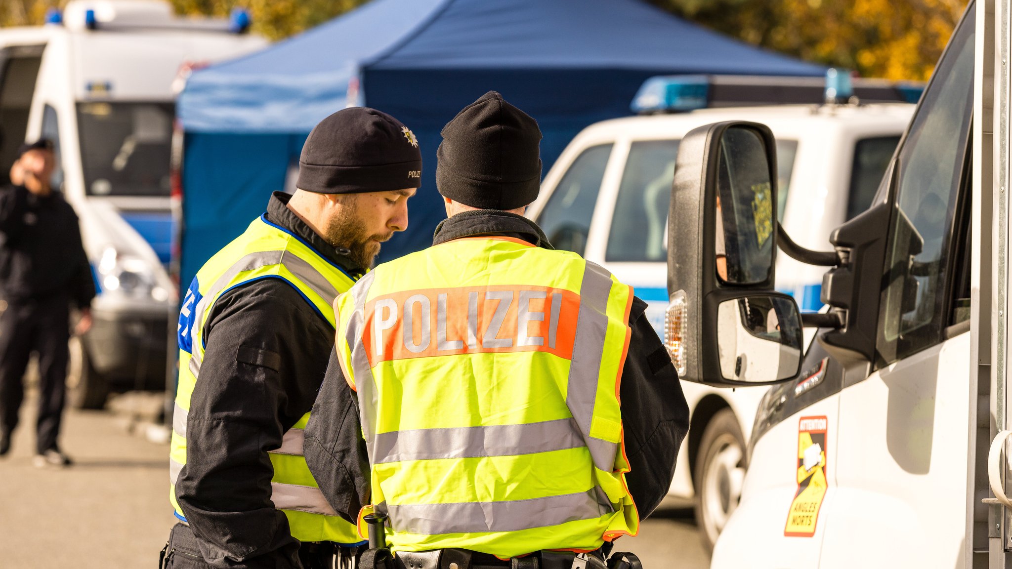 Polizisten bei Grenzkontrolle - die Union dringt auf Zurückweisungen