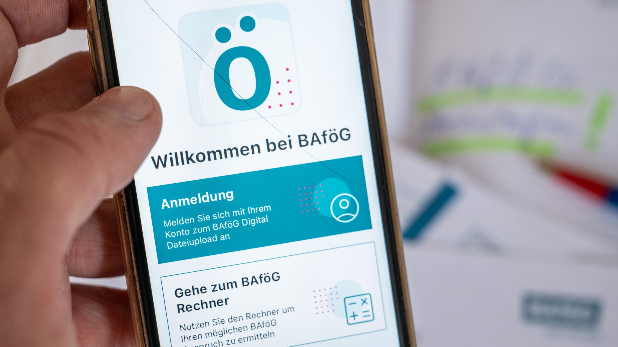 Eine App zur Bafög-Beantragung ist auf einem Mobiltelefon zu sehen.