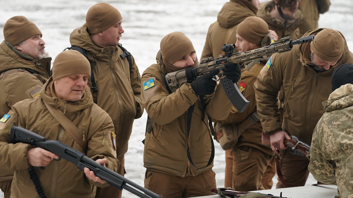 Ukrainische Militärveteranen und Zivilisten trainieren und bereiten sich auf eine russische Invasion vor.