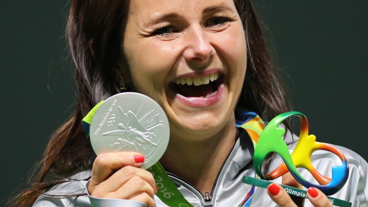 Die Sportschützin Monika Karsch aus Deutschland hält ihre Silbermedaille bei den Olympischen Sommerspielen 2016.