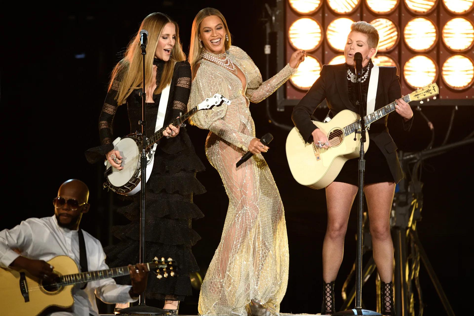 Beyoncé bei einem Auftritt mit den Dixie Chicks bei den CMA's 2016.