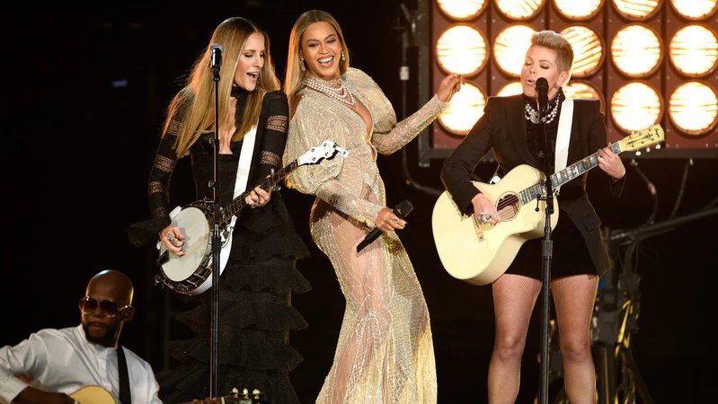 Beyoncé bei einem Auftritt mit den Dixie Chicks bei den CMA's 2016.