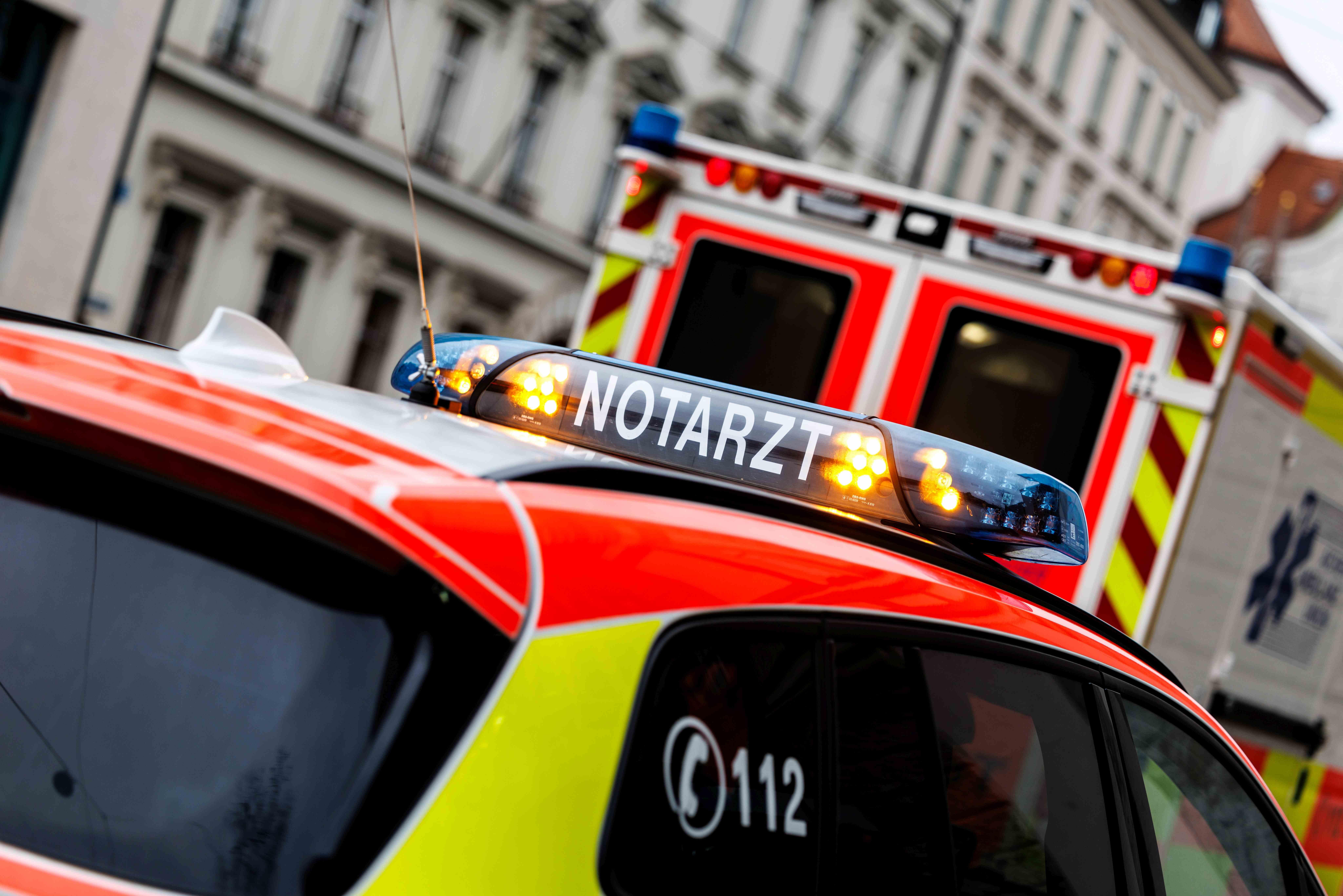 (Symbolbild) Ein Notarzteinsatzfahrzeug steht während eines Rettungseinsatzes an einem Einsatzort in München.