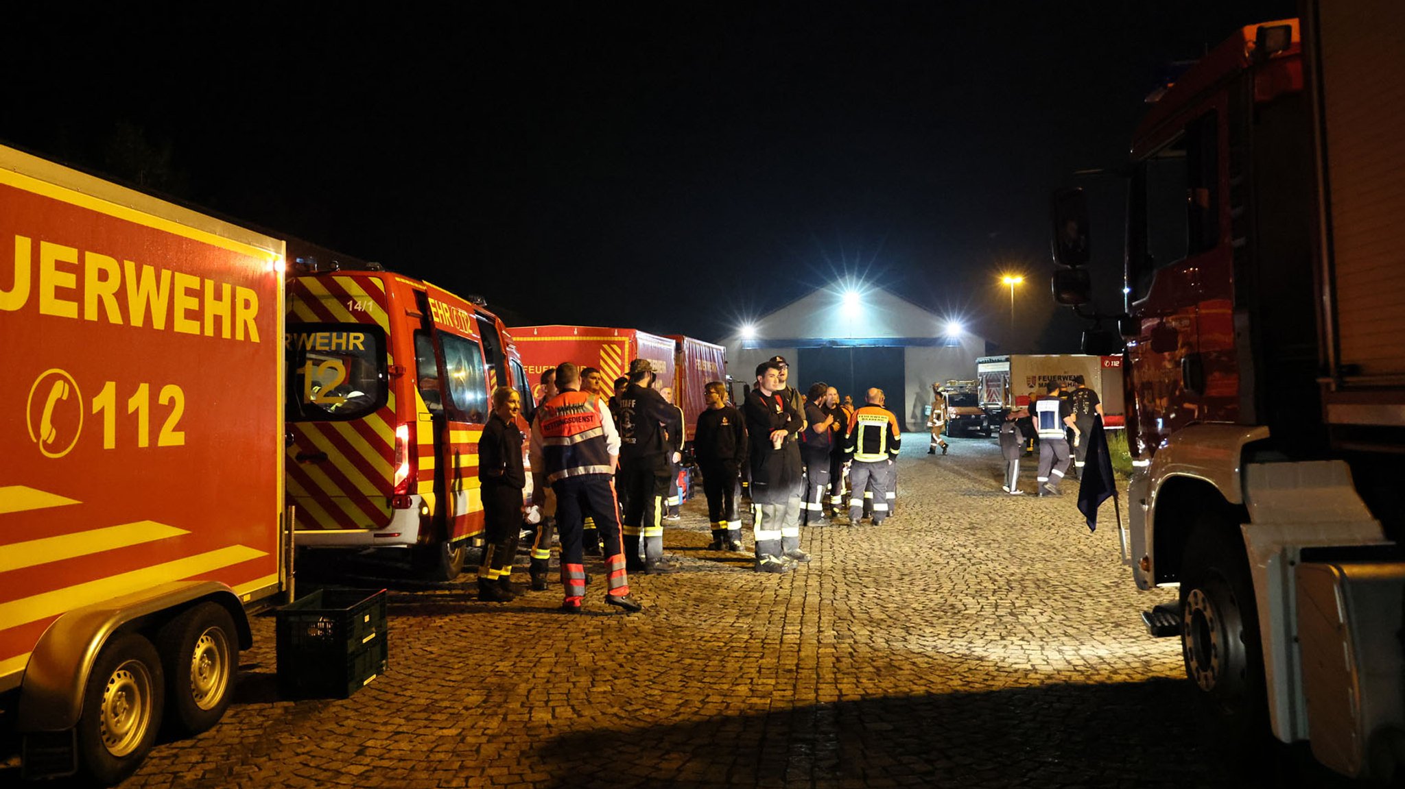 Mitglieder der Feuerwehren aus Stadt und Landkreis Aschaffenburg in Hösbach vor der Abfahrt ins Hochwassergebiet