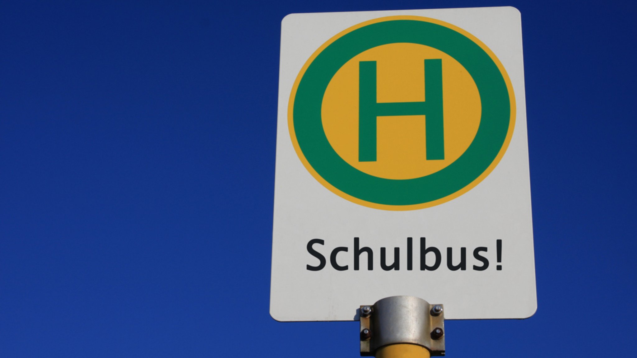 Ein Haltestellenschild für einen Schulbus.