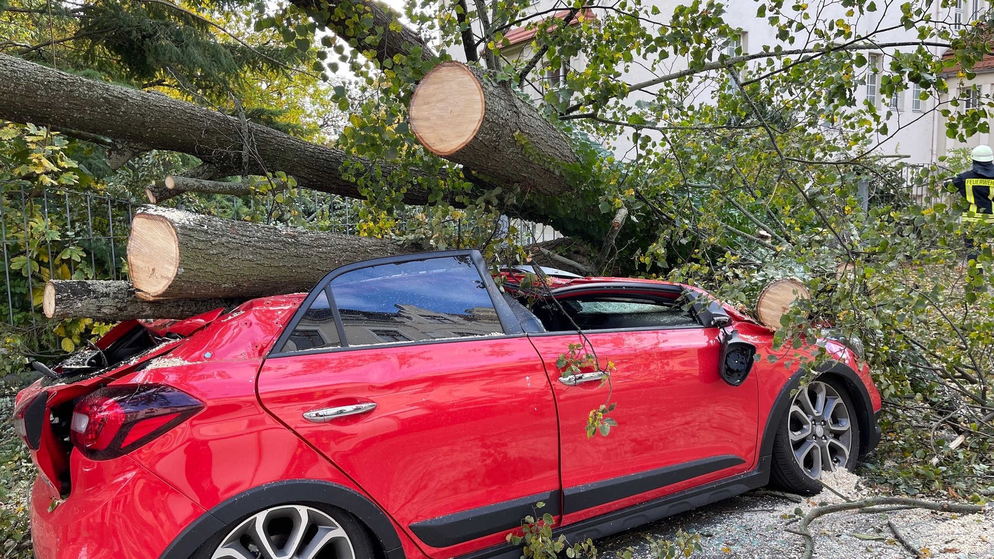 Auch Autoversicherer verbuchen hohe Schäden durch Unwetter (Symbolbild)