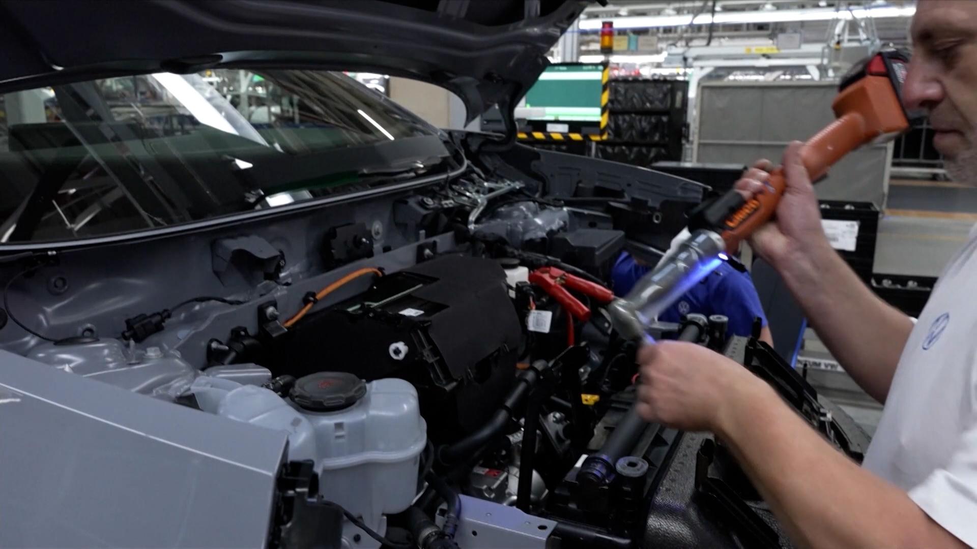 Wirtschaftsminister Habeck hat heute zu einem Gipfel geladen und sucht mit Autobauern und Gewerkschaften nach einer Lösung.