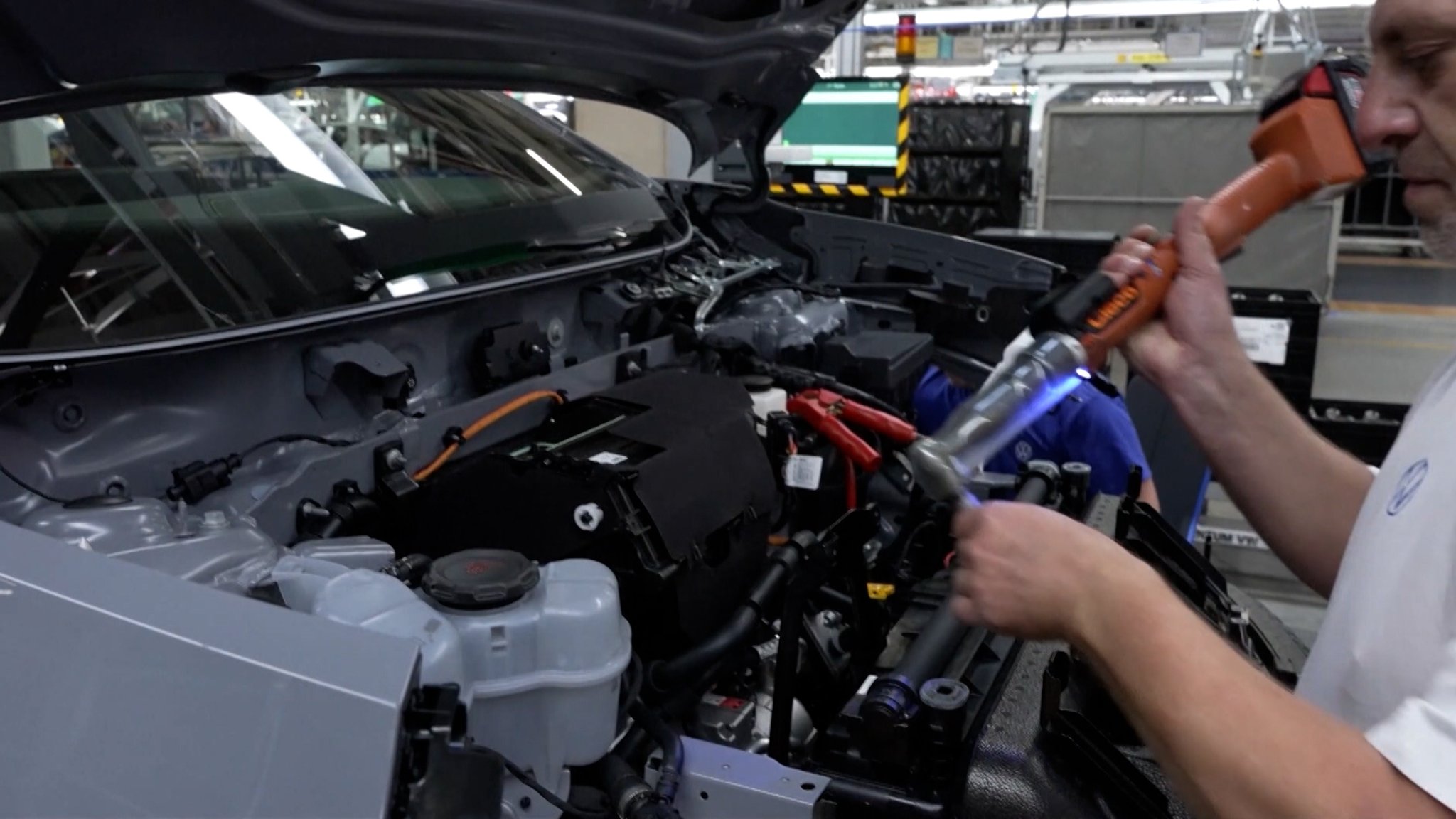 Wirtschaftsminister Habeck hat heute zu einem Gipfel geladen und sucht mit Autobauern und Gewerkschaften nach einer Lösung.