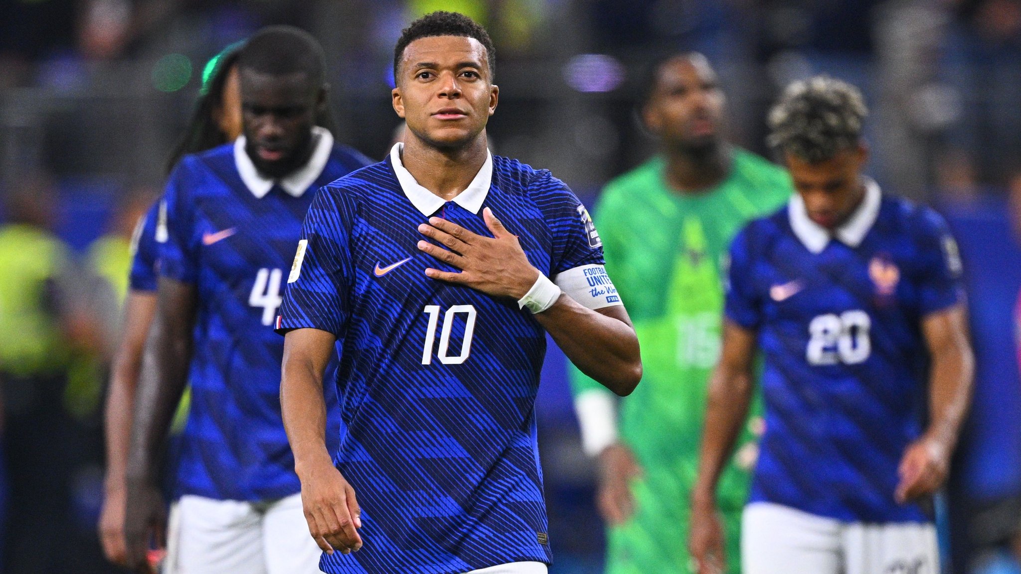 14.07.2026, USA, Arlington: Fußball, Männer, WM 2026, Frankreich - Spanien, Halbfinale, Dallas -Stadion in Arlington, Kylian Mbappé (Frankreich) reagiert enttäuscht nach dem Spiel. ACHTUNG: Gemäß den Auflagen der FIFA dürfen die Bilder ausschließlich zur redaktionellen Verwendung genutzt werden. Eine kommerzielle Nutzung ist ausgeschlossen. Zudem dürfen keine videoähnlichen Sequenzen erstellt werden, und es dürfen keine Veränderungen weder im Vordergrund noch im Hintergrund am Bild vorgenommen werden. Foto: Tom Weller/dpa +++ dpa-Bildfunk +++ | Bild: dpa-Bildfunk/Tom Weller 14.07.2026, USA, Arlington: Fußball, Männer, WM 2026, Frankreich - Spanien, Halbfinale, Dallas -Stadion in Arlington, Kylian Mbappé (Frankreich) reagiert enttäuscht nach dem Spiel. ACHTUNG: Gemäß den Auflagen der FIFA dürfen die Bilder ausschließlich zur redaktionellen Verwendung genutzt werden. Eine kommerzielle Nutzung ist ausgeschlossen. Zudem dürfen keine videoähnlichen Sequenzen erstellt werden, und es dürfen keine Veränderungen weder im Vordergrund noch im Hintergrund am Bild vorgenommen werden. Foto: Tom Weller/dpa +++ dpa-Bildfunk +++