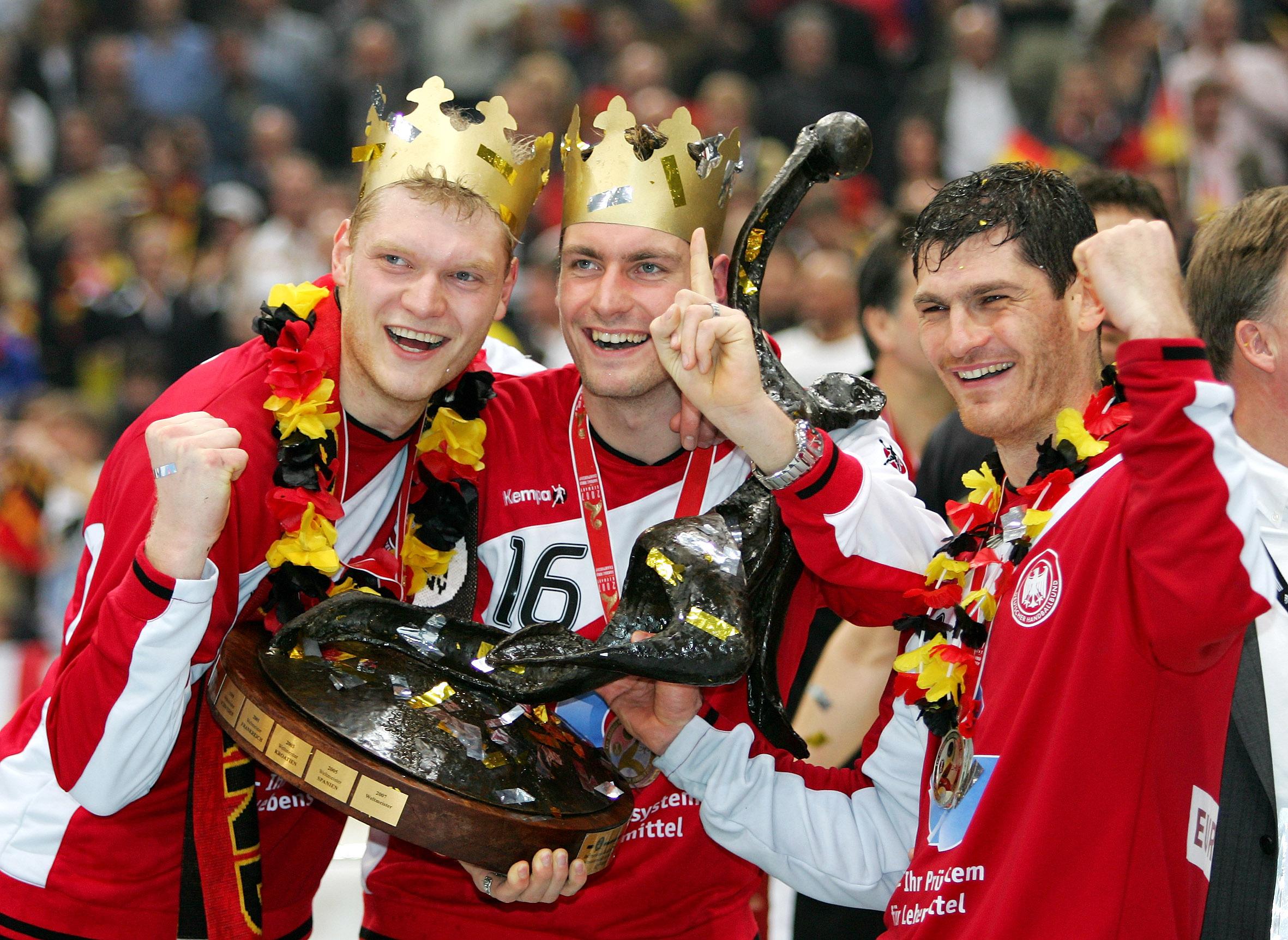 Johannes Bitter, Carsten Lichtlein und Henning Fritz jubeln mit dem WM-Pokal, 2007