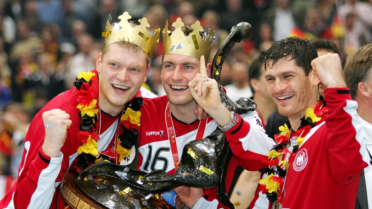 Johannes Bitter, Carsten Lichtlein und Henning Fritz jubeln mit dem WM-Pokal, 2007
