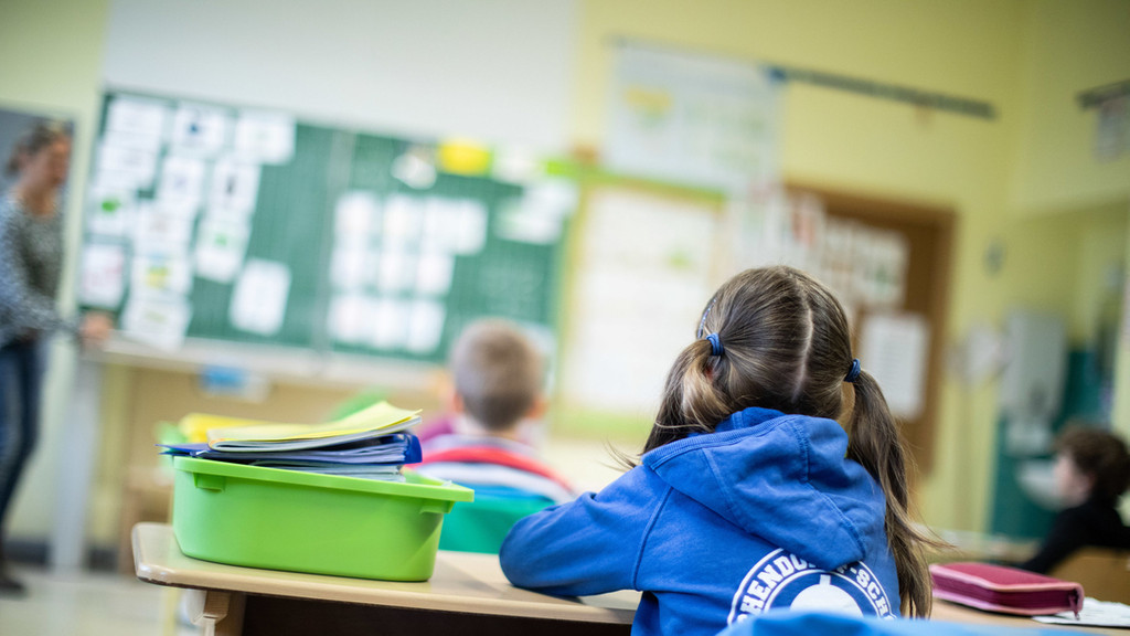 Nordrhein-Westfalen, Meerbusch: Schülerinnen und Schüler einer Grundschule sitzen mit Abstand in ihrem Klassenraum. 