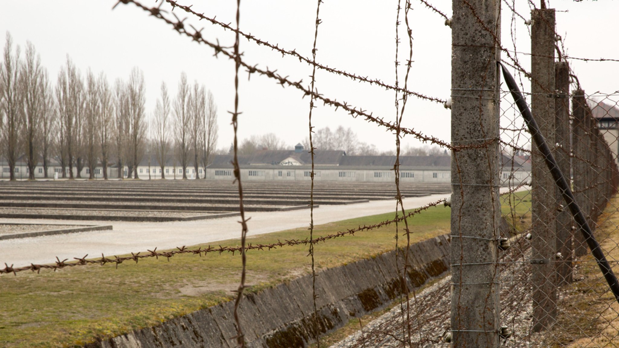 Stacheldrahtzaun in KZ-Gedenkstätte in Dachau 