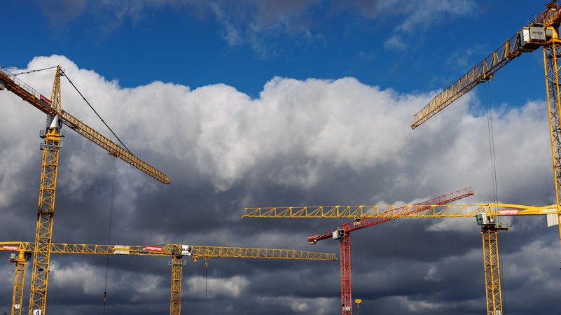 Kräne auf einer Großbaustelle (Symbolbild) | Bild: picture alliance / dpa | Matthias Balk Kräne auf einer Großbaustelle (Symbolbild)