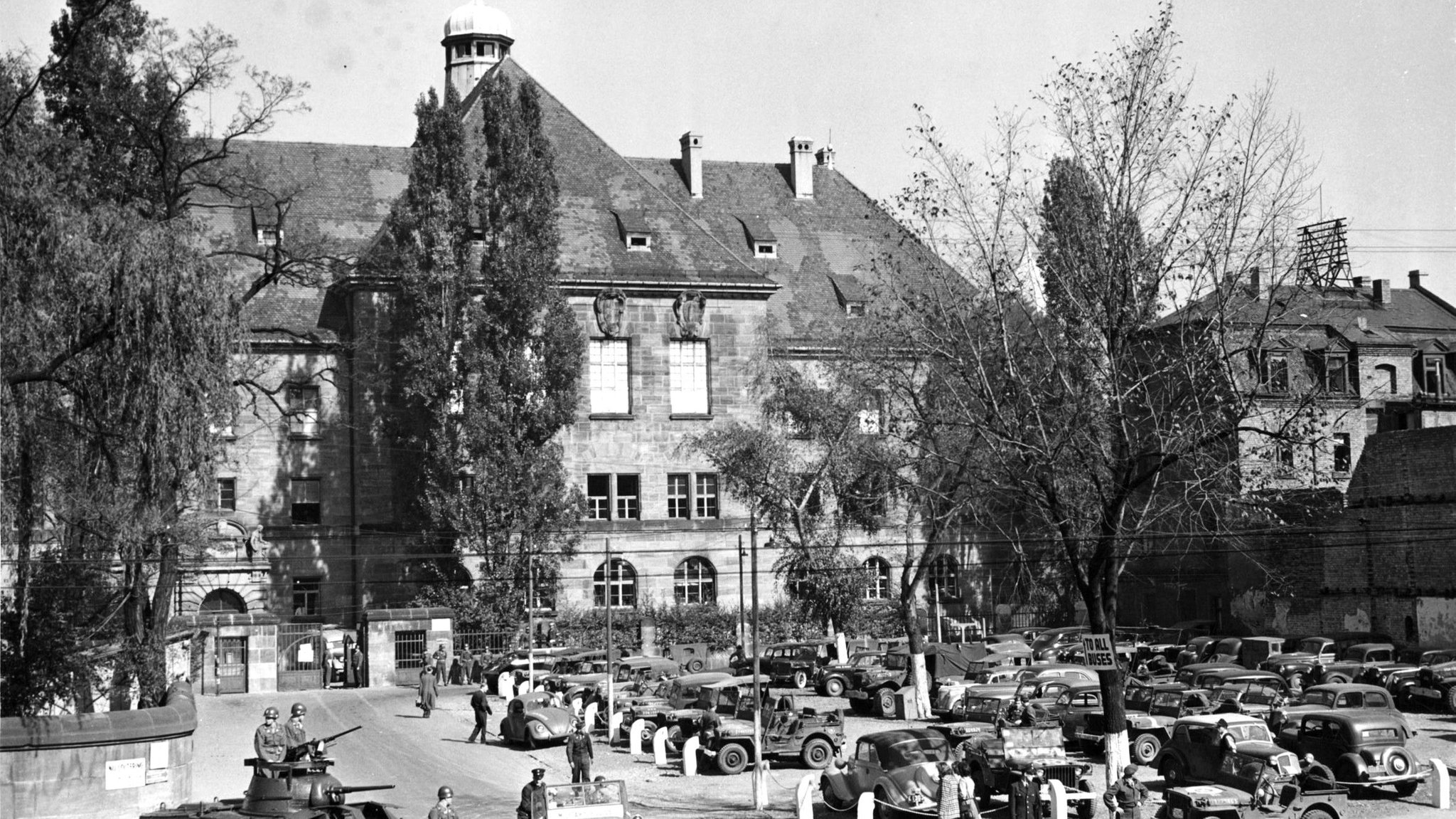 (Archivbild) Das Nürnberger Justizgebäude am Tag der Urteilsverkündung im Prozess gegen die Hauptkriegsverbrecher.