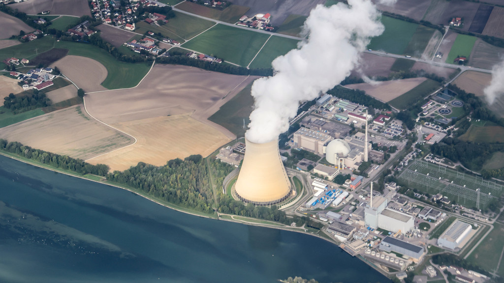 Dampf quillt aus dem Kühlturm des Kernkraftwerks Isar 2 bei Landshut