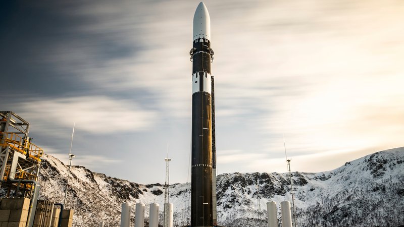 Auf einem von Isar Aerospace, Photo Wingmen Media, zur Verfügung gestellten Foto steht die Trägerrakete "Spectrum" von Isar Aerospace auf einer Startrampe im Andoya Spaceport in Nordmela auf der Insel Andøya, Norwegen (Archivbild) | Bild: dpa-Bildfunk/Brady Kenniston Auf einem von Isar Aerospace, Photo Wingmen Media, zur Verfügung gestellten Foto steht die Trägerrakete "Spectrum" von Isar Aerospace auf einer Startrampe im Andoya Spaceport in Nordmela auf der Insel Andøya, Norwegen (Archivbild)