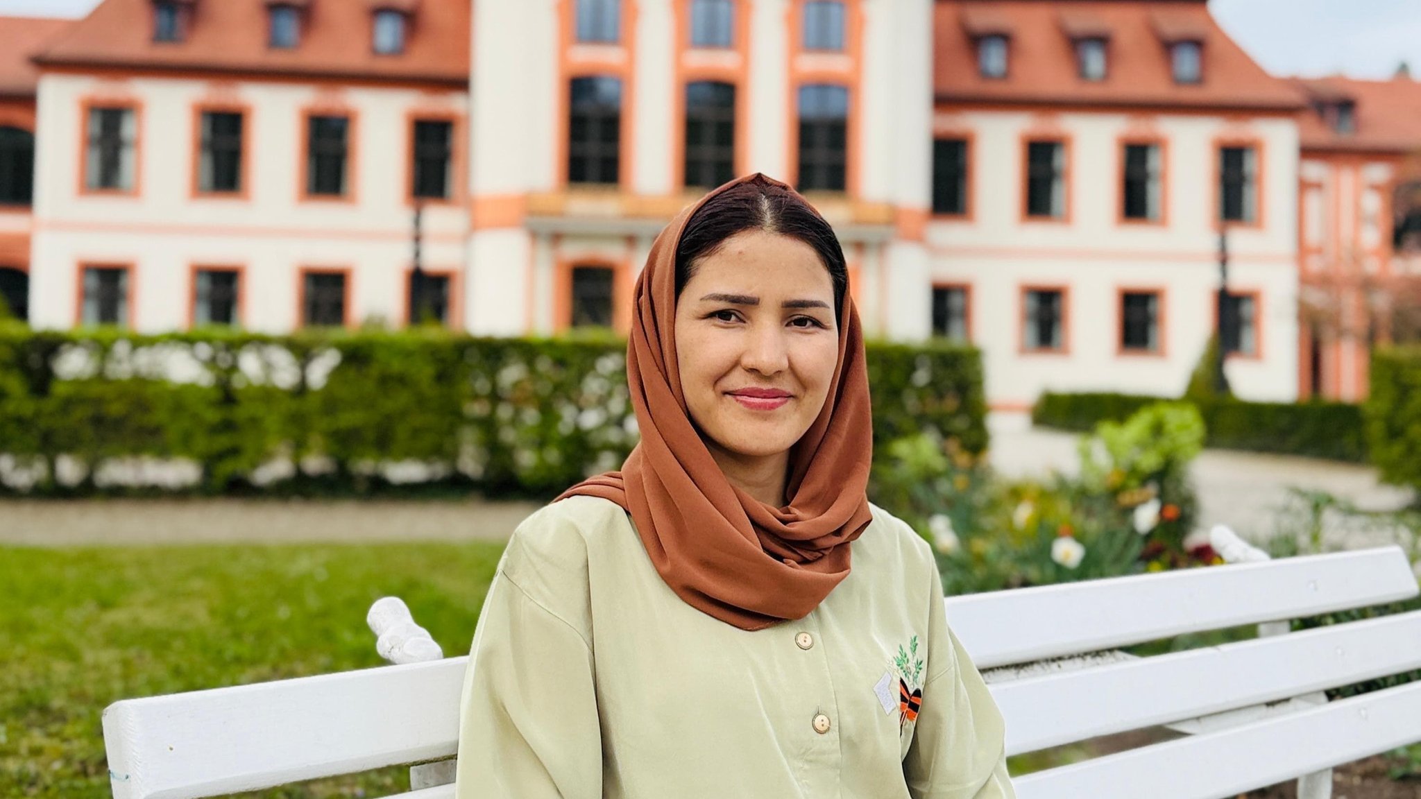 Junge Frau vor der Eichstätter Sommerresidenz