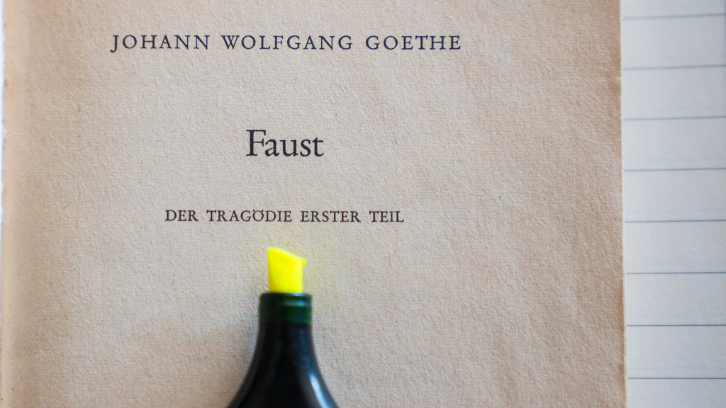 Ein Textmarker liegt auf einer Buchseite mit dem Titel von Goethes "Faust"