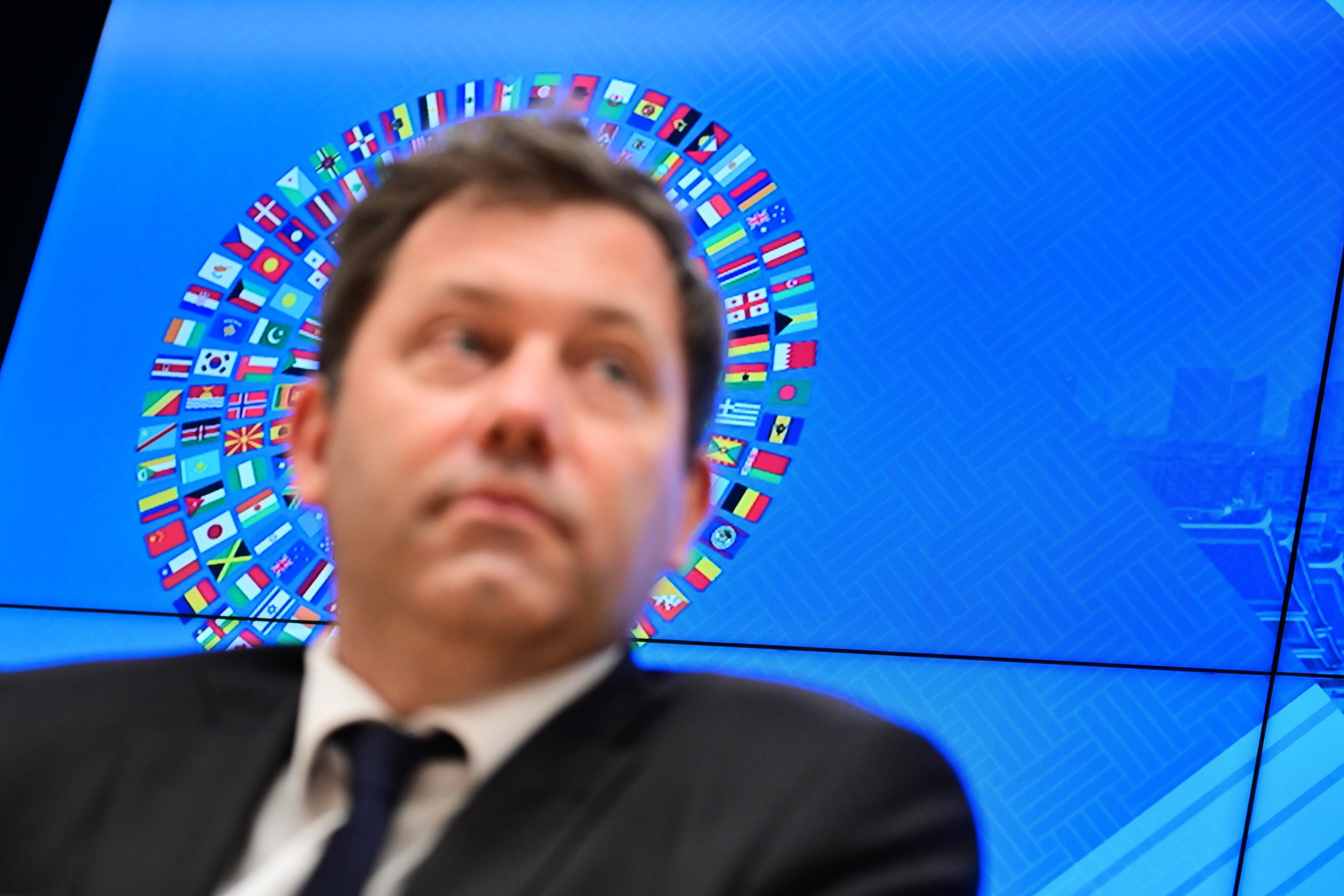 Lars Klingbeil (SPD), Bundesminister der Finanzen, nimmt während der IWF-Frühjahrstagung an einer Pressekonferenz mit dem Bundesbankchef teil.