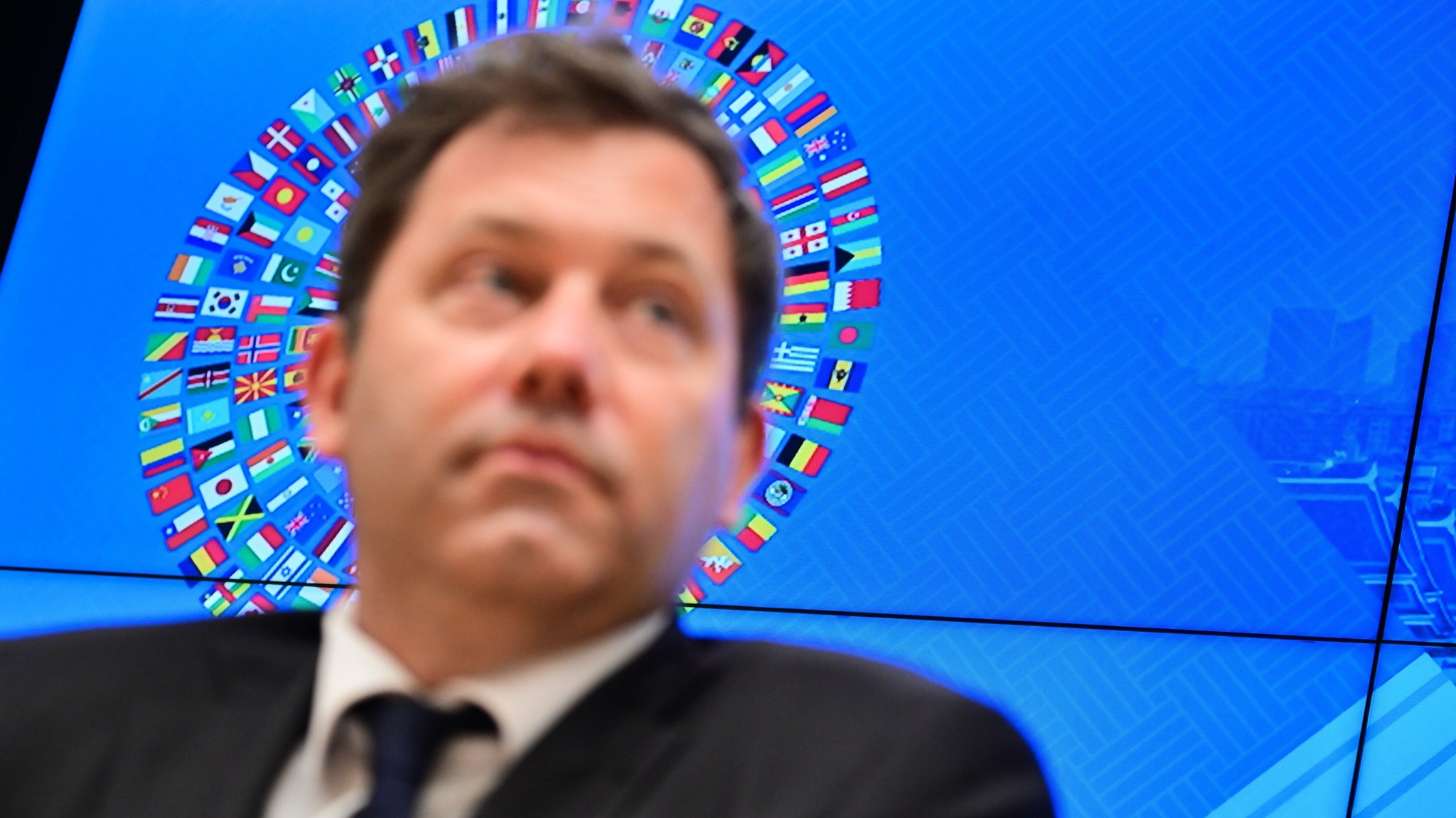 Lars Klingbeil (SPD), Bundesminister der Finanzen, nimmt während der IWF-Frühjahrstagung an einer Pressekonferenz mit dem Bundesbankchef teil.