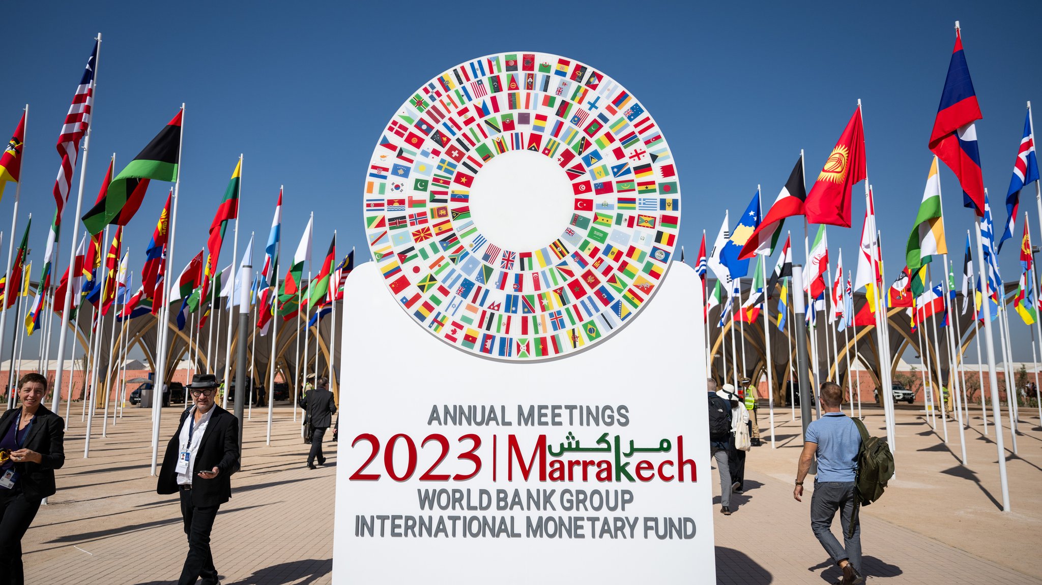 Bei der Jahrestagung des Internationalen Währungsfonds und der Weltbank steht ein Aufsteller vor dem Haupteingang mit der Aufschrift "Annual Meetings 2023 Marrakech".