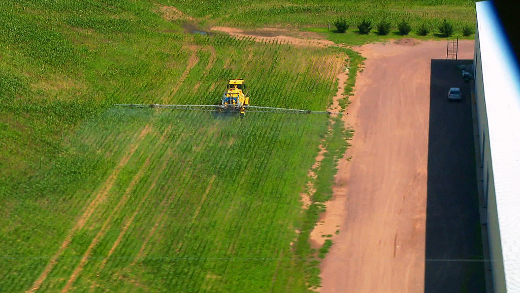 Auf einem Feld wird gesprüht | Bild: BR Auf einem Feld wird gesprüht