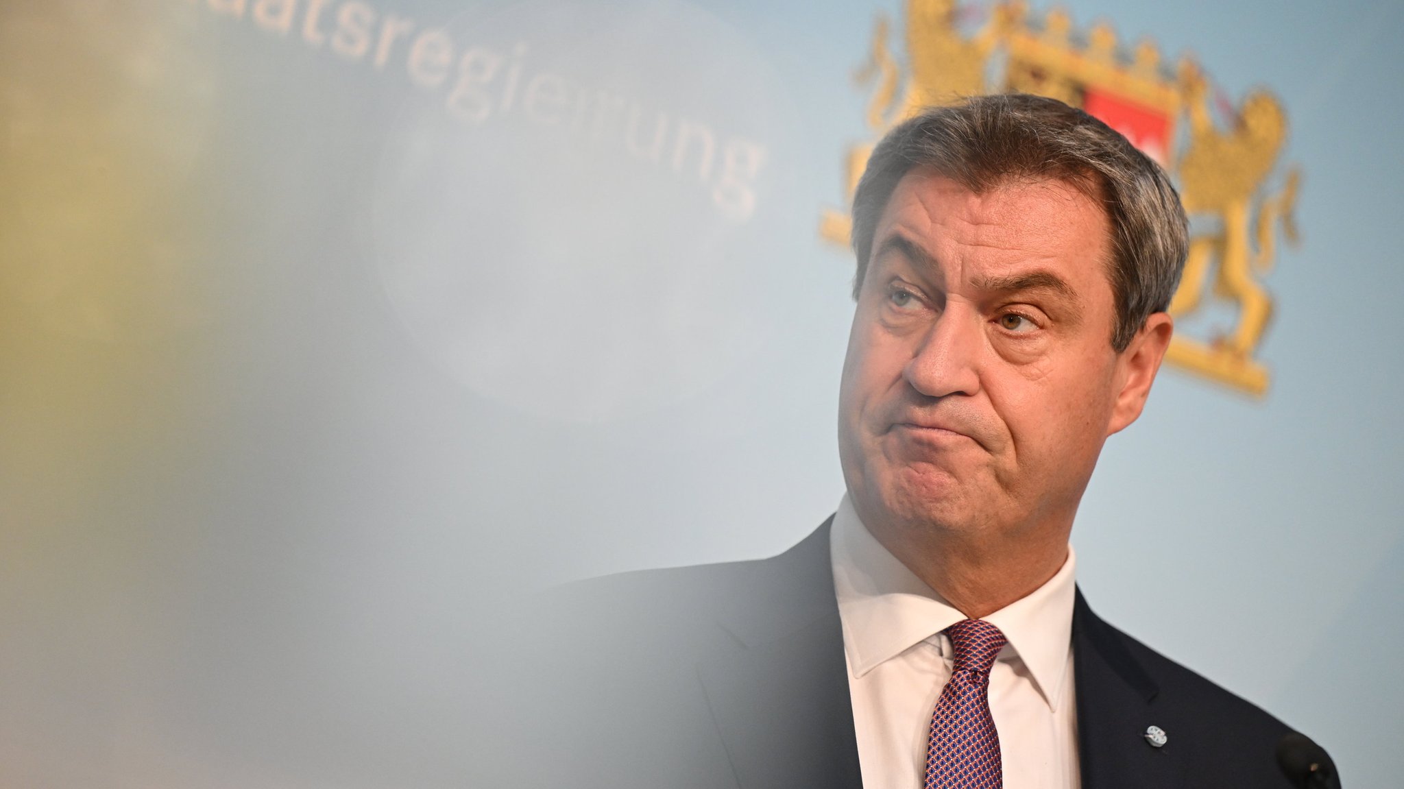 03.09.2023, Bayern, München: Markus Söder (CSU) , Ministerpräsident von Bayern, gibt eine kurzfristig anberaumte Pressekonferenz. Söder hält an seinem Stellvertreter Aiwanger (Freie Wähler) fest. Eine Entlassung wäre aus seiner Sicht nicht verhältnismäßig, sagte Söder am Sonntag bei einer Pressekonferenz in München. Vor seiner Entscheidung habe er ein langes Gespräch mit Aiwanger geführt. Foto: Sven Hoppe/dpa +++ dpa-Bildfunk +++